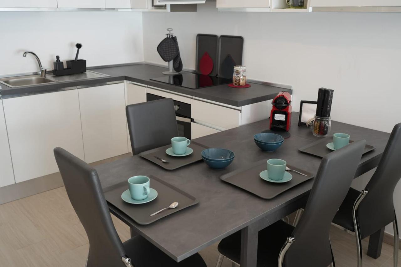 Homega - City Center New Apartment Бари Екстериор снимка
