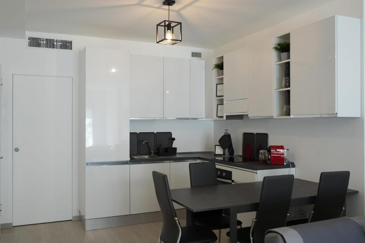 Homega - City Center New Apartment Бари Екстериор снимка